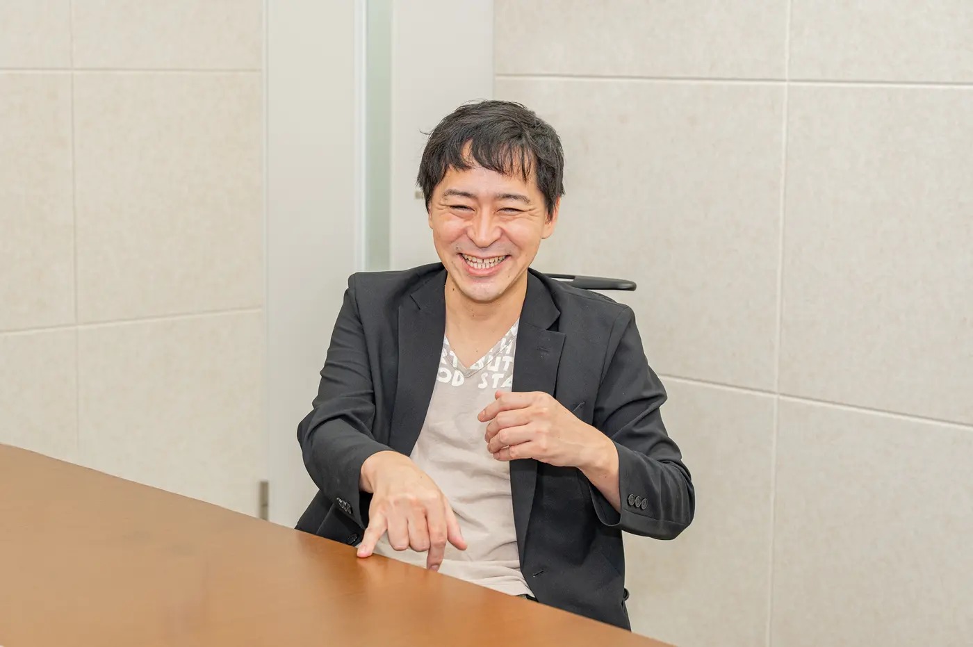 対談中に笑顔を見せる松井優征さん