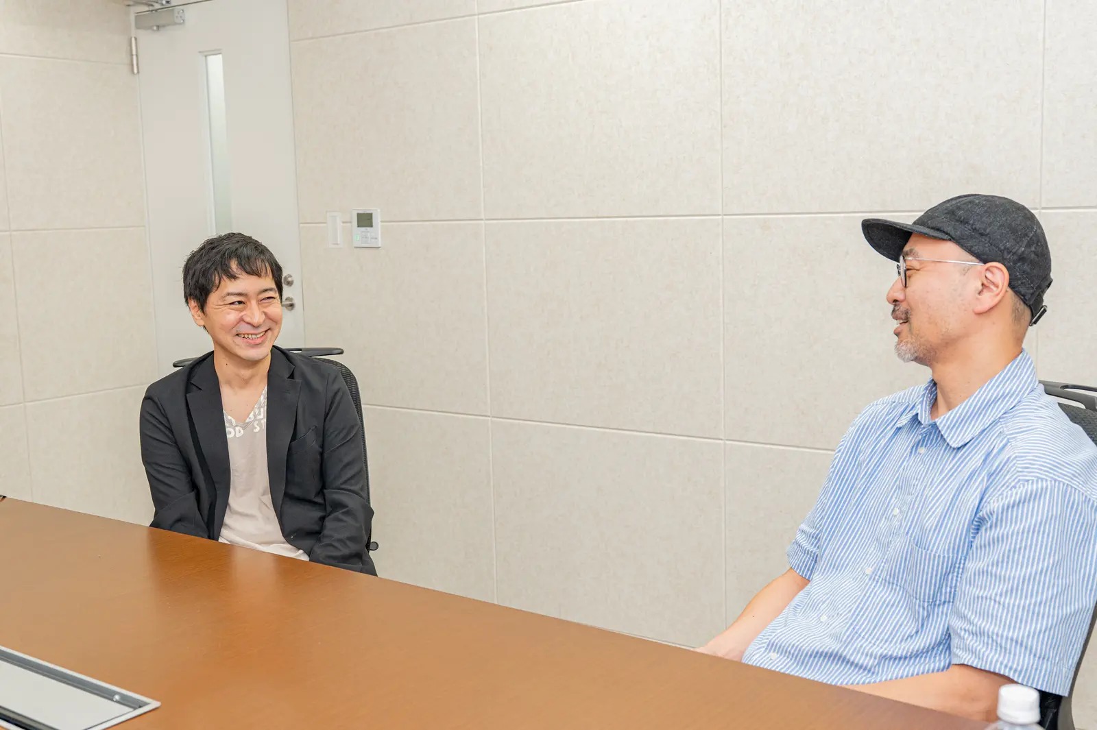 笑顔で言葉を交わす松井優征さんと加藤隆生さん